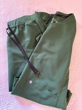 Fabletics Forest Green Women's scrub set with Contrast Drawcord